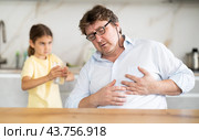 Daughter gives water to father whose heart hurts. Стоковое фото, фотограф Татьяна Яцевич / Фотобанк Лори