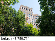 Дом преподавателей МГУ. Ломоносовский проспект,  14. Москва. Россия (2024 год). Редакционное фото, фотограф E. O. / Фотобанк Лори