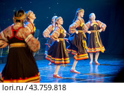 Детский хореографический ансамбль "Кружева" выступает на сцене. ДШИ "Гармония". Тюмень. Стоковое фото, фотограф Сергей Буторин / Фотобанк Лори