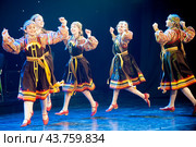 Детский хореографический ансамбль "Кружева" выступает на сцене. ДШИ "Гармония". Тюмень. Стоковое фото, фотограф Сергей Буторин / Фотобанк Лори