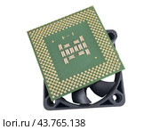 Современный микропроцессор и вентилятор на белом фоне. Modern CPU and fan on white background. Стоковое фото, фотограф Татьяна Д / Фотобанк Лори
