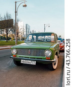 Retro car VAZ-2101 on city street (2024 год). Редакционное фото, фотограф Константин Григорьев / Фотобанк Лори