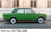 Retro car VAZ-2101 on city street (2024 год). Редакционное фото, фотограф Константин Григорьев / Фотобанк Лори