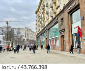 Люди идут по Тверской улице мимо дома № 4 в марте. Россия, город Москва. Редакционное фото, фотограф Овчинникова Ирина / Фотобанк Лори