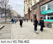 Люди идут по Тверской улице мимо дома № 4 в начале весны. Россия, город Москва. Редакционное фото, фотограф Овчинникова Ирина / Фотобанк Лори