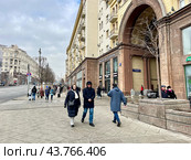 Люди идут по Тверской улице мимо дома № 4 в марте. Россия, город Москва. Редакционное фото, фотограф Овчинникова Ирина / Фотобанк Лори