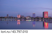 Прогулочный теплоходы на реке Амур, на фоне вечернего города Хэйхе. 2024г. Редакционное видео, видеограф Эльвира  Трощенкова / Фотобанк Лори