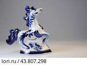 Русские народные промыслы. Гжель. Фигурка Лошадь (Конь) крупным планом. Редакционное фото, фотограф Татьяна Костенко / Фотобанк Лори