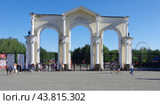 Центральный вход в ЦПКиО имени Маяковского, Екатеринбург (2024 год). Редакционное фото, фотограф Алексей Иванов / Фотобанк Лори