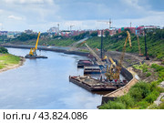 Строительная техника на берегу и на воде укрепляют берег для строительства набережной. Тюмень (2006 год). Редакционное фото, фотограф Сергей Буторин / Фотобанк Лори