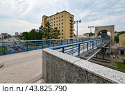 Город Красноярск. Пешеходный виадук через улицу Партизана Железняка (2024 год). Стоковое фото, фотограф Александр Тараканов / Фотобанк Лори