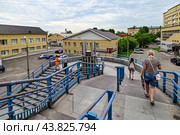 Город Красноярск. Пешеходный виадук через улицу Партизана Железняка (2024 год). Редакционное фото, фотограф Александр Тараканов / Фотобанк Лори