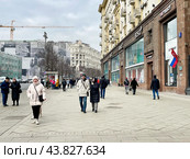 Люди идут по Тверской улице мимо дома № 4 в марте. Россия, город Москва. Редакционное фото, фотограф Овчинникова Ирина / Фотобанк Лори