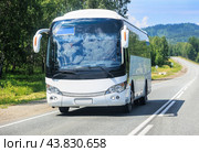 Tourist bus moves along a country road. Стоковое фото, фотограф Юрий Бизгаймер / Фотобанк Лори