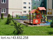 Детская площадка во дворе нового микрорайона (2024 год). Редакционное фото, фотограф MК / Фотобанк Лори