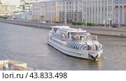 Прогулочный корабль Примавера разворачивается. Москва-река. (2024 год). Редакционное видео, видеограф MК / Фотобанк Лори
