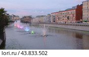 Вид на Кадашёвскую набережную и фонтаны водоотводного канала Москвы-реки (2024 год). Редакционное видео, видеограф MК / Фотобанк Лори