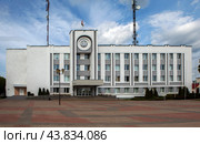 Мстиславский районный исполнительный комитет на площади Петра Мстиславца. Мстиславль, Могилевская область. Беларусь (2024 год). Редакционное фото, фотограф Сергей Афанасьев / Фотобанк Лори