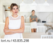 Domestic quarrel - two sisters have quarreled, and they are talking to each other. Стоковое фото, фотограф Яков Филимонов / Фотобанк Лори