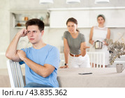 Woman mother and young girl during family quarrel accuse adult son. Стоковое фото, фотограф Яков Филимонов / Фотобанк Лори