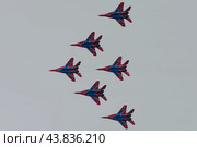 Пилотажная группа "Стрижи" нафоне густых облаков. Aerobatic team "Swifts" naphone thick clouds. (2024 год). Редакционное фото, фотограф Nikolay Pestov / Фотобанк Лори