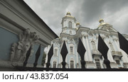 Church, temple, golden baths, fence, clouds церковь, храм, золотые купала, забор, облака (2024 год). Редакционное видео, видеограф Опока Алексей / Фотобанк Лори