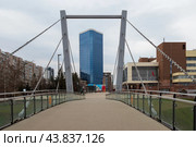 Город Красноярск, Красноярский край, Россия. Вид с пешеходного моста «Арфа» на площадь Мира и высотное здание. Справа здание Красноярской краевой филармонии. (2023 год). Редакционное фото, фотограф Андрей Степанов / Фотобанк Лори