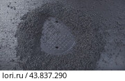Road repair, road hatch in asphalt mixture ремонт дороги, люк дорожный в асфальтной смеси. Стоковое видео, видеограф Опока Алексей / Фотобанк Лори
