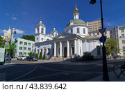 Храм Успения Пресвятой Богородицы на Могильцах. Москва, Большой Власьевский переулок, дом 2/2. Вид из Большого Лёвшинского переулка. Солнечный день в июле. (2024 год). Редакционное фото, фотограф Сергей Рыбин / Фотобанк Лори