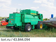Новый зерноуборочный комбайн Ростсельмаш ДОН-1500 во дворе фермы. Волгоградская область, Клетский район, Россия. (2024 год). Редакционное фото, фотограф Андрей Цыганков / Фотобанк Лори