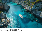 Serene Sailing Adventure in Crystal Clear Waters of Mediterranean Cove During Bright Sunny Day. Стоковое AI-изображение, AI-художник Сергей Толмачёв / Фотобанк Лори