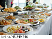 Delicious food on trays being served during a catered event. Стоковое AI-изображение, AI-художник Иван Рябоконь / Фотобанк Лори