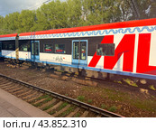 Москва, городской электропоезд "Иволга" на железнодорожной станции МЦД-1 "Одинцово". Одинцово - железнодорожная станция линии D1 Московских центральных диаметров в Московской области (2024 год). Редакционное фото, фотограф Ирина Михайличенко / Фотобанк Лори