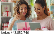Portrait of girls with gift box and modern gadget. Стоковое AI-видео, аниматор Юрий Поздников / Фотобанк Лори