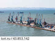 Россия. Сахалин. Северный порт в городе Корсаков. Верфи (2024 год). Редакционное фото, фотограф Сергей Крамарев / Фотобанк Лори