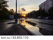 Уличная сцена вечером, освещенная теплым светом заходящего солнца (2024 год). Редакционное фото, фотограф Андрей Иванов / Фотобанк Лори