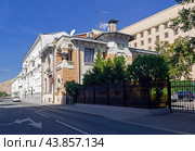 Особняк Листа - один из первых домов в Москве, построенных в стиле модерн. Глазовский переулок,  8. Солнечный день в июле. (2024 год). Редакционное фото, фотограф Сергей Рыбин / Фотобанк Лори
