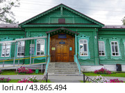 Центр внешкольной работы Сысертского городского округа. Город Сысерть, Красноармейская улица, 32 (2024 год). Стоковое фото, фотограф Алексей Иванов / Фотобанк Лори