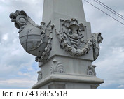 Город Томск. Фрагмент ростральной колонны моста через реку Ушайку (2024 год). Стоковое фото, фотограф Цибаев Алексей / Фотобанк Лори