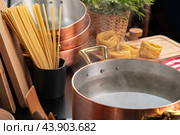 Copper pot with boiling water on a gas stove. Стоковое фото, фотограф Сергей Толмачёв / Фотобанк Лори