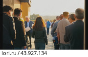 Outdoor line of professionals waiting for entry. Стоковое видео, видеограф Данил Руденко / Фотобанк Лори