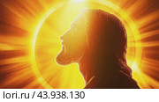 Jesus christ looking upwards with golden backlight and halo. Стоковое AI-видео, аниматор Юрий Поздников / Фотобанк Лори