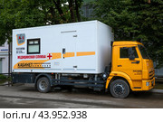 Мобильный флюорографический кабинет на базе  КАМАЗ-4308. Вид сбоку (2024 год). Редакционное фото, фотограф Виктор Карасев / Фотобанк Лори