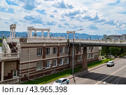 Город Красноярск. Культурно-досуговый центр с пешеходным мостом. Улица Дубровинского дом 45А (2024 год). Редакционное фото, фотограф Александр Тараканов / Фотобанк Лори