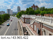Город Красноярск. Культурно-досуговый центр с пешеходным мостом. Улица Дубровинского дом 45А (2024 год). Редакционное фото, фотограф Александр Тараканов / Фотобанк Лори