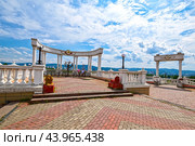 Город Красноярск. Пешеходный виадук через улицу Дубровинского дом 45А (2024 год). Редакционное фото, фотограф Александр Тараканов / Фотобанк Лори