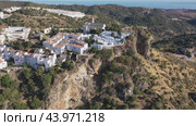 Aerial townscape of Casares, Malaga province, autonomous community of Andalusia, Spain. Стоковое видео, видеограф Яков Филимонов / Фотобанк Лори