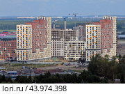 Ленинградская область. Строительство жилых комплексов в микрорайоне "Город Первых" в Свердловском городском поселении. (2024 год). Стоковое фото, фотограф Александр Тарасенков / Фотобанк Лори