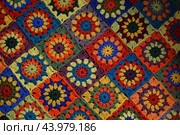 Красивый плед, связанный крючком из квадратов (2022 год). Редакционное фото, фотограф Дмитрий Петров / Фотобанк Лори