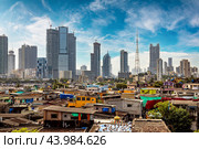 Views of slums on the shores of mumbai, India against the backdrop of skyscrapers under construction (2019 год). Стоковое фото, фотограф Андрей Армягов / Фотобанк Лори